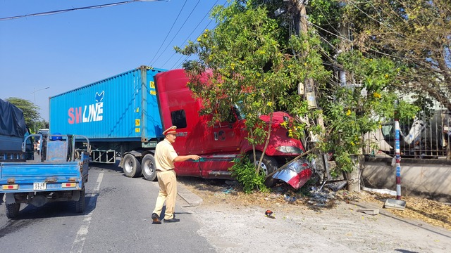 Tiền Giang: Tránh xe máy, xe đầu kéo tông gãy 2 trụ điện trung thế  - Ảnh 1.