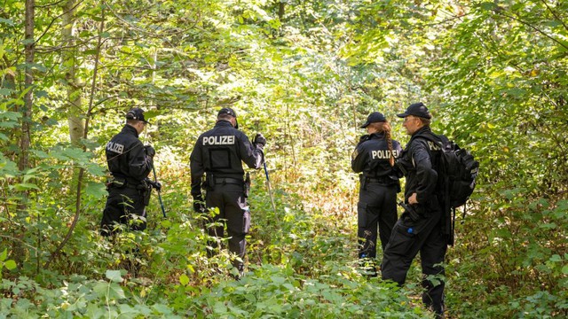 Cảnh sát Đức tìm kiếm tại khu rừng gần nơi thi thể cô gái được tìm thấy trong chiếc xe