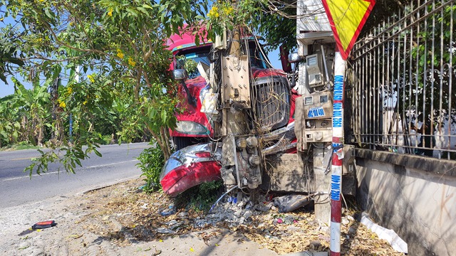 Tiền Giang: Tránh xe máy, xe đầu kéo tông gãy 2 trụ điện trung thế  - Ảnh 2.