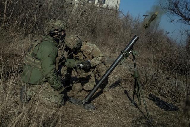Binh sĩ Ukraine chiến đấu tại tiền tuyến ở Bakhmut ngày 27.1