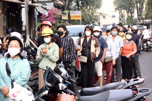 Người dân TP.HCM xếp hàng mua heo quay, vịt quay cúng ngày vía Thần tài - Ảnh 12.