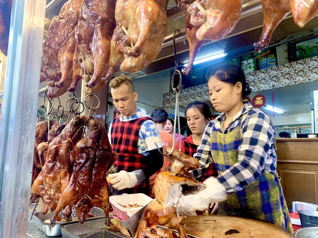 Người dân TP.HCM xếp hàng mua heo quay, vịt quay cúng ngày vía Thần tài - Ảnh 6.