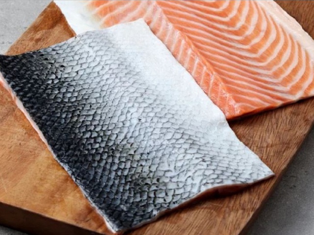 Cũng như phần thịt, da cá hồi có nhiều lượng axit béo omega-3