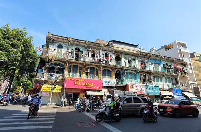Người dân chung cư 440 Trần Hưng Đạo bắt đầu di dời khỏi 'bom nổ chậm' - Ảnh 1.