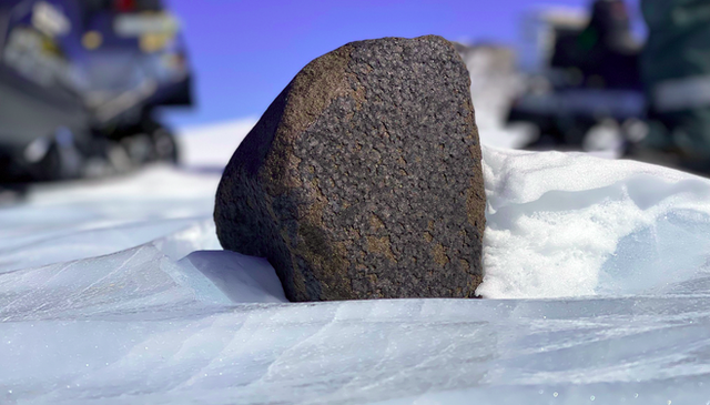 Tìm thấy thiên thạch ‘khủng’ chứa vật chất hàng tỉ năm ở Nam Cực - Ảnh 1.
