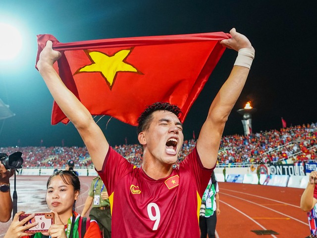 Tiến Linh ăn mừng tấm HCV SEA Games 31 tại Việt Nam