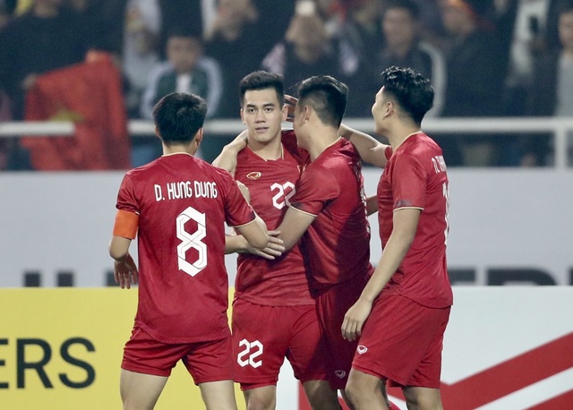 Tiến Linh và Hùng Dũng sau một pha ghi bàn cho đội tuyển Việt Nam