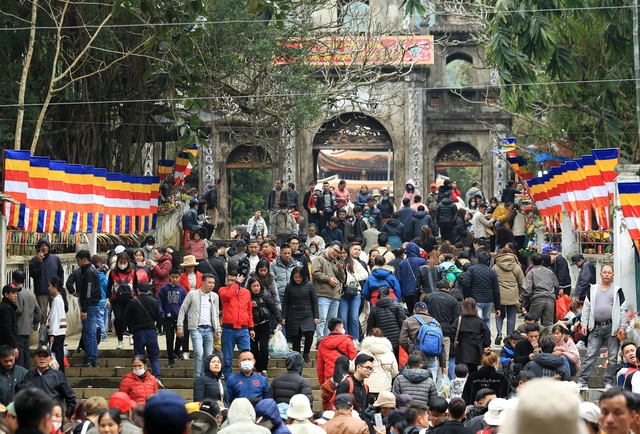 Lễ hội chùa Hương khởi sắc sau 2 năm dịch bệnh - Ảnh 1.