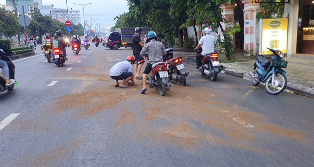 Tiền Giang: Dầu nhớt rơi vãi trên QL60 khiến nhiều người đi xe máy bị té ngã - Ảnh 5.