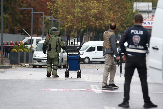 Đánh bom 'khủng bố' ngay tòa nhà Bộ Nội vụ Thổ Nhĩ Kỳ - Ảnh 2.