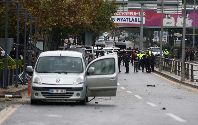 Đánh bom 'khủng bố' ngay tòa nhà Bộ Nội vụ Thổ Nhĩ Kỳ - Ảnh 1.