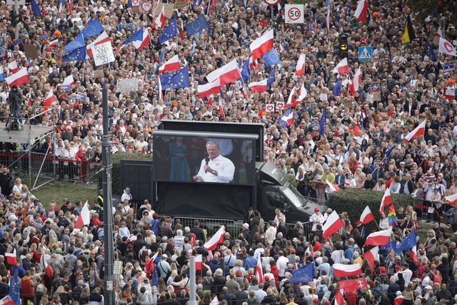 1 triệu người Ba Lan đổ xuống đường phản đối chính phủ - Ảnh 1.