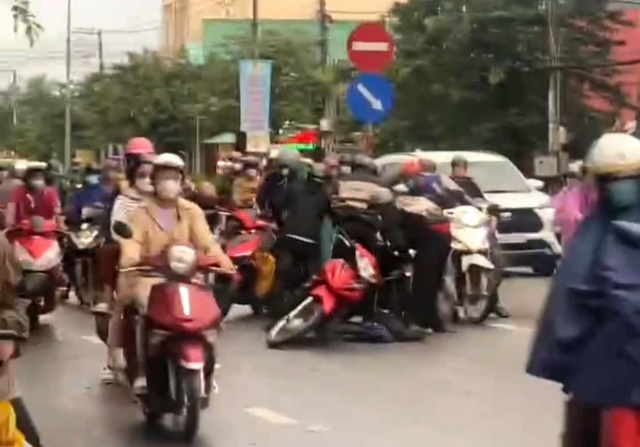 Tiền Giang: Dầu nhớt rơi vãi trên QL60 khiến nhiều người đi xe máy bị té ngã - Ảnh 1.