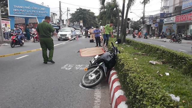 Vĩnh Long: Va chạm vào dải phân cách, 1 người đàn ông tử vong tại chỗ - Ảnh 1.