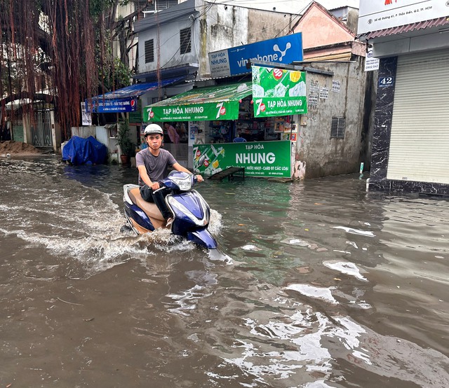 Tin tức thời tiết hôm nay 2.10.2023: Tây nguyên và Nam bộ mưa rất to - Ảnh 1.