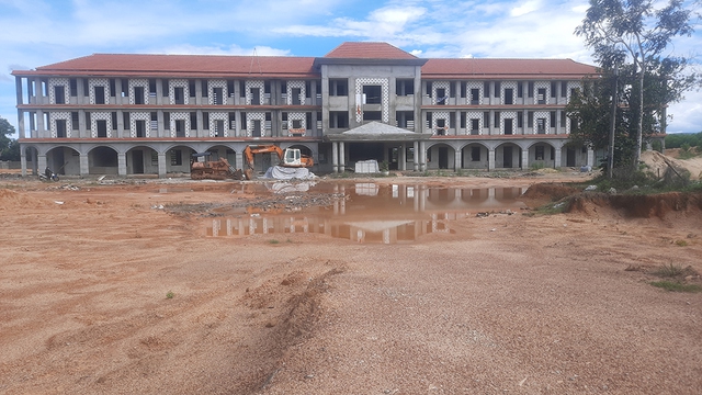 Trường mới dang dở, học sinh thấp thỏm với trường cũ “chờ sập” - Ảnh 1. Trường mới dang dở, học sinh thấp thỏm với trường cũ “chờ sập” - Ảnh 1.