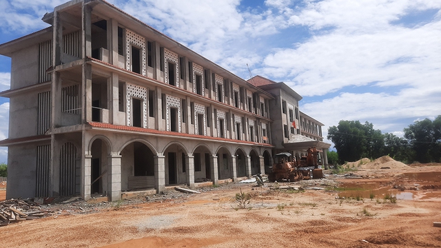 Trường mới dang dở, học sinh thấp thỏm với trường cũ “chờ sập” - Ảnh 5. Trường mới dang dở, học sinh thấp thỏm với trường cũ “chờ sập” - Ảnh 5.