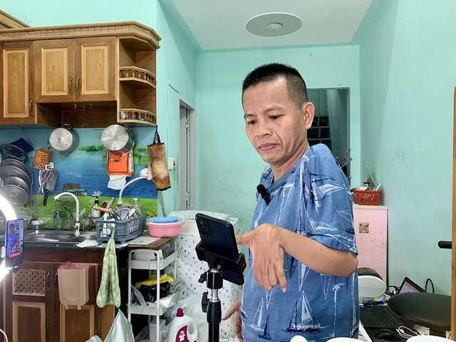 Hạnh phúc chắt chiu của đôi vợ chồng khuyết tật bán đồ ăn trên mạng - Ảnh 2. Hạnh phúc chắt chiu của đôi vợ chồng khuyết tật bán đồ ăn trên mạng - Ảnh 2.