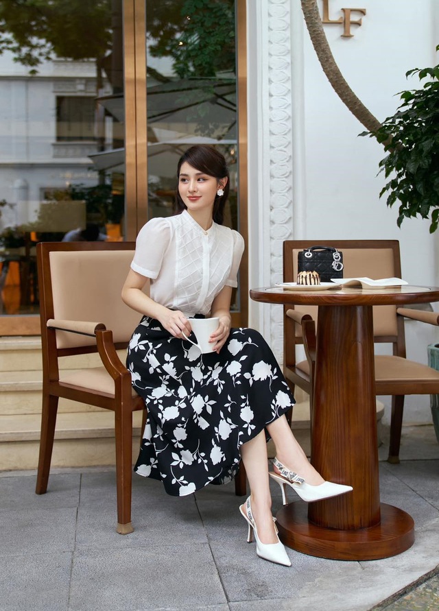 Váy áo in hoa khiến nàng xinh "ngất ngây" với vẻ đẹp ngọt ngào - Ảnh 6. Váy áo in hoa khiến nàng xinh "ngất ngây" với vẻ đẹp ngọt ngào - Ảnh 6.