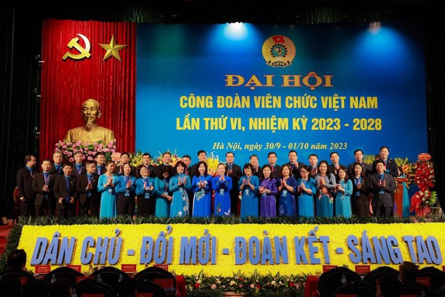 Ông Ngọ Duy Hiểu tái đắc cử Chủ tịch Công đoàn viên chức Việt Nam - Ảnh 1.