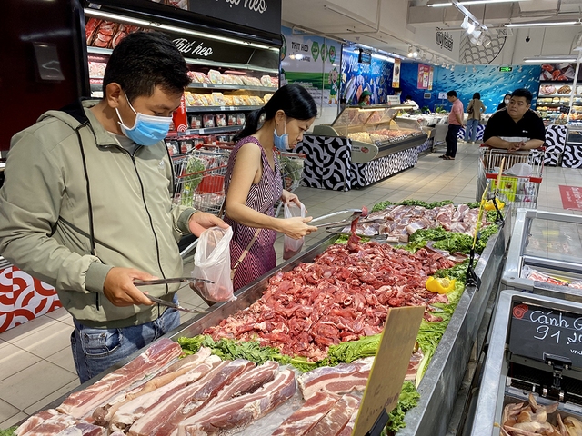 Kềm giá để giảm gánh nặng cho người dân - Ảnh 1. Kềm giá để giảm gánh nặng cho người dân - Ảnh 1.