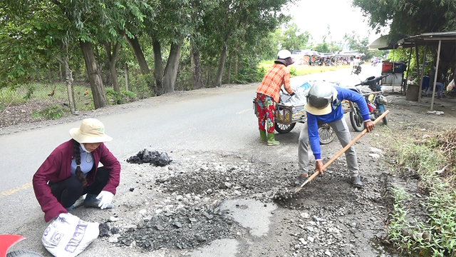 Chuyện tử tế: Người phụ nữ 10 năm đi vá đường - Ảnh 1. Chuyện tử tế: Người phụ nữ 10 năm đi vá đường - Ảnh 1.