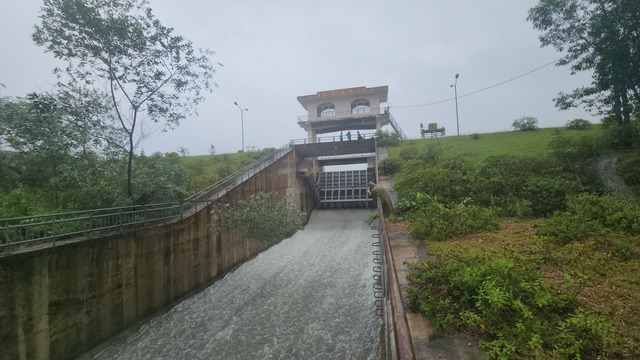 Hà Tĩnh: Nhiều hồ chứa nước đồng loạt xả tràn do mưa lớn kéo dài - Ảnh 1.
