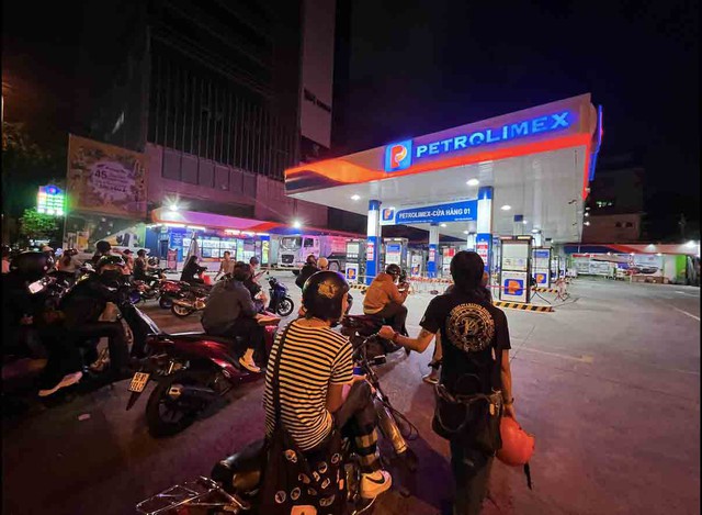 Mong đừng còn nỗi “ám ảnh xếp hàng” - Ảnh 1.