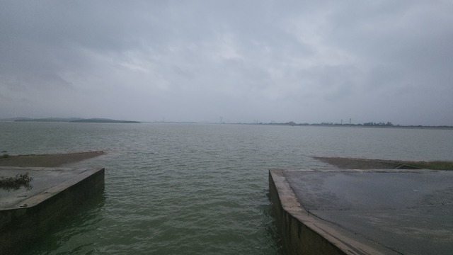 Dự báo có mưa lớn, nhiều hồ đập ở Hà Tĩnh xả tràn đón lũ - Ảnh 1.