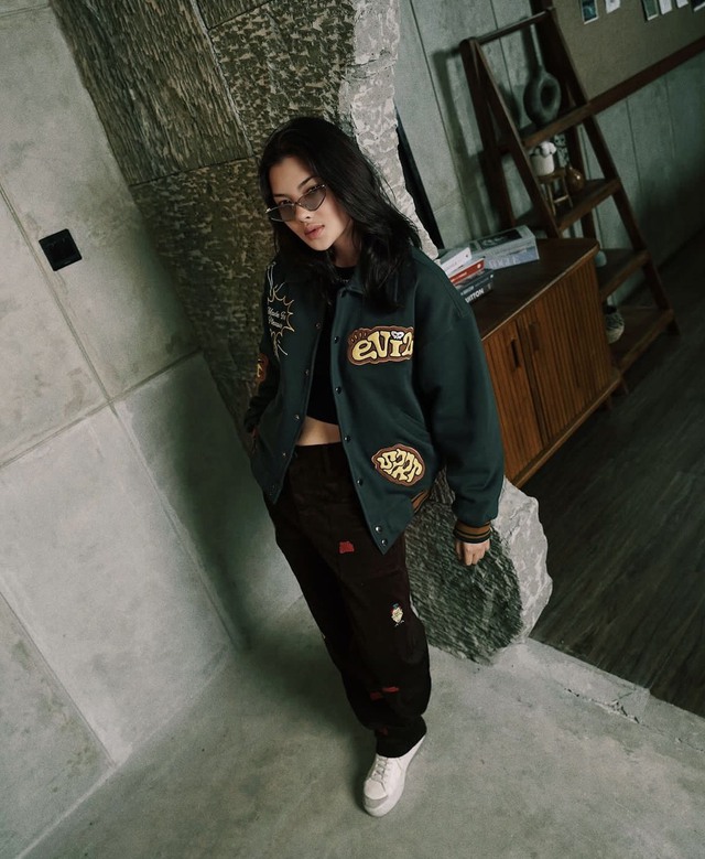 Áo khoác bóng chày quay trở lại tạo “cơn sốt” mạnh mẽ trong phong cách streetstyle - Ảnh 5. Áo khoác bóng chày quay trở lại tạo “cơn sốt” mạnh mẽ trong phong cách streetstyle - Ảnh 5.