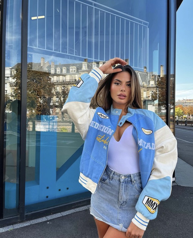 Áo khoác bóng chày quay trở lại tạo “cơn sốt” mạnh mẽ trong phong cách streetstyle - Ảnh 6. Áo khoác bóng chày quay trở lại tạo “cơn sốt” mạnh mẽ trong phong cách streetstyle - Ảnh 6.