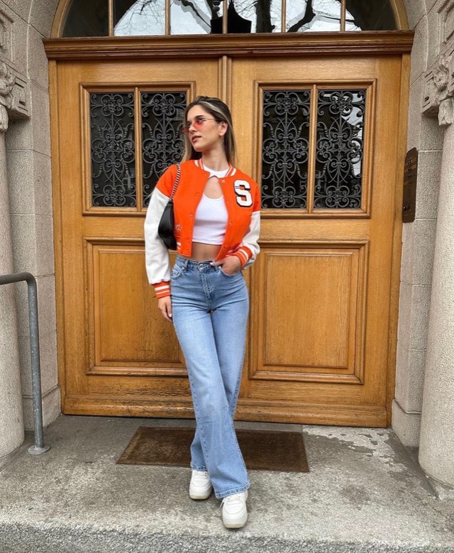 Áo khoác bóng chày quay trở lại tạo “cơn sốt” mạnh mẽ trong phong cách streetstyle - Ảnh 7. Áo khoác bóng chày quay trở lại tạo “cơn sốt” mạnh mẽ trong phong cách streetstyle - Ảnh 7.