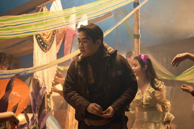 Nam diễn viên thích thú với hình tượng mới mẻ trong MV. Ảnh: NVCC