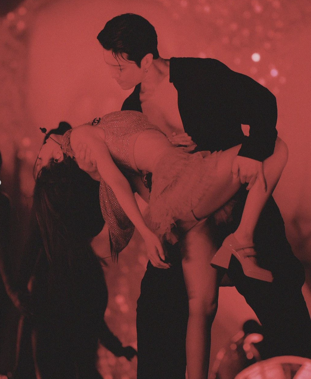 MV biểu diễn 'You & Me' của Jennie (BlackPink) gây sốt - Ảnh 4.