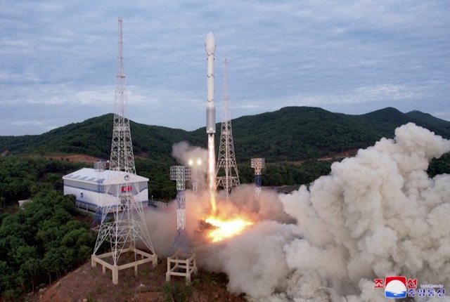 Triều Tiên lên tiếng về vệ tinh do thám, Mỹ đưa tàu sân bay đến Hàn Quốc - Ảnh 1.