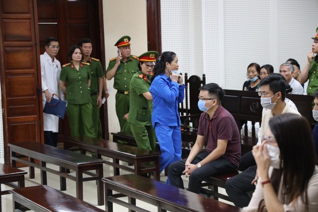 Xét xử sơ thẩm vụ vi phạm đấu thầu tại Sở GD-ĐT Quảng Ninh - Ảnh 3.