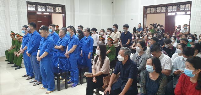 Xét xử sơ thẩm vụ vi phạm đấu thầu tại Sở GD-ĐT Quảng Ninh  - Ảnh 1.