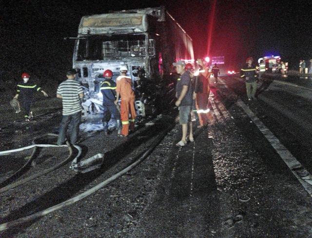 Cháy đầu xe đầu kéo trên cao tốc La Sơn – Túy Loan, tài xế thoát nạn - Ảnh 2.