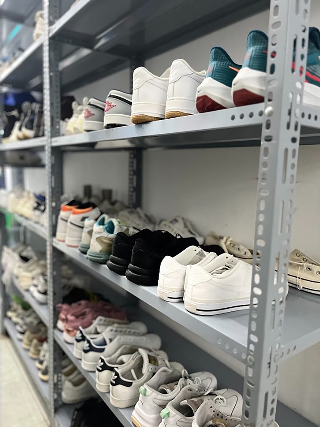 Hàng trăm đôi giày được làm mới mỗi ngày tại cửa hàng của Extrim