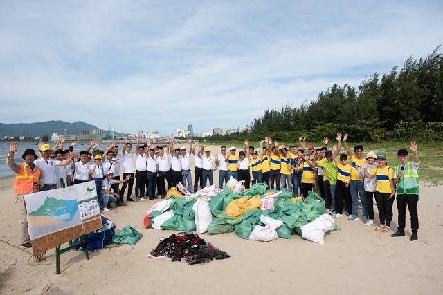 Là một phần của chương trình &quot;Chung tay sẻ chia&quot;, HEINEKEN Việt Nam đã cùng nhân viên thực hiện hoạt động cải thiện chất lượng nước bằng cách thu gom rác nhằm loại bỏ việc xả thải trực tiếp ra môi trường biển