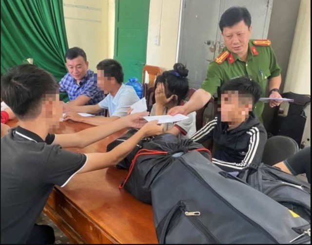 Cẩn thận với bẫy lừa 'việc nhẹ lương cao' - Ảnh 2. Cẩn thận với bẫy lừa 'việc nhẹ lương cao' - Ảnh 2.