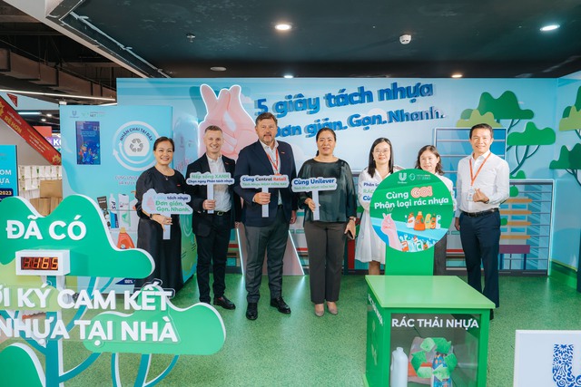 Bà Nguyễn Thị Bích Vân, Chủ tịch Unilever Việt Nam và đại diện Central Retail Việt Nam tại &quot;Lễ phát động dự án hợp tác Phân loại rác thải nhựa tại nguồn&quot;.