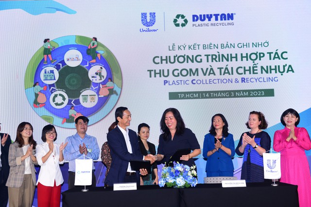 Bà Nguyễn Thị Bích Vân, Chủ tịch Unilever VN và đại diện đối tác Duy Tân xác lập hành trình thu gom và tái chế rác thải nhựa.