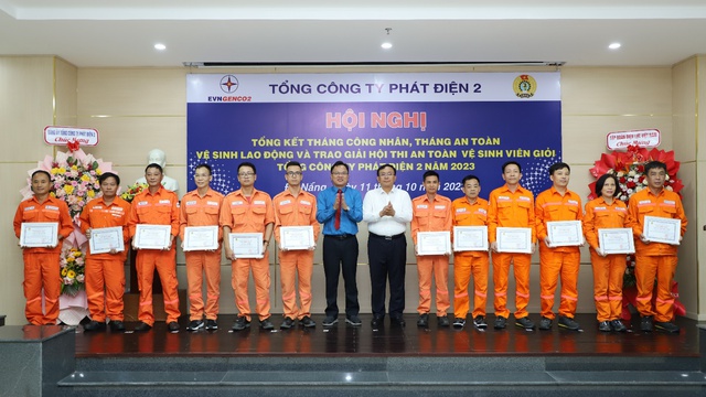 Ông Trần Phú Thái, Chủ tịch HĐQT EVNGENCO2 (áo trắng) và ông Bùi Văn Thắng, Chủ tịch Công đoàn EVNGENCO2 trao giấy chứng nhận Người lao động ngành Điện tiêu biểu năm 2023