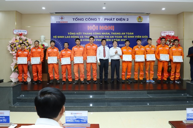 Ông Trần Văn Dư, Phó Tổng giám đốc (áo trắng bên phải) và ông Nguyễn Văn Ngộ, Phó Chủ tịch Công đoàn EVNGENCO 2 (áo trắng bên trái) trao giấy chứng nhận An toàn vệ sinh viên giỏi năm 2023