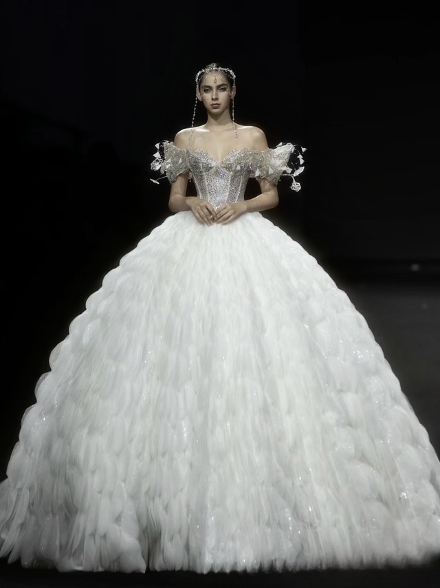 Siêu mẫu Lan Khuê trình diễn show thời trang We are Roses tại Trung Quốc - Ảnh 6. Siêu mẫu Lan Khuê trình diễn show thời trang We are Roses tại Trung Quốc - Ảnh 6.