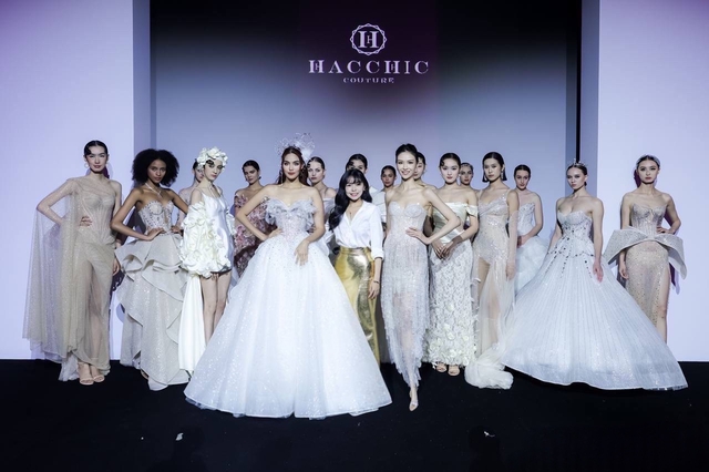 Siêu mẫu Lan Khuê trình diễn show thời trang We are Roses tại Trung Quốc - Ảnh 8. Siêu mẫu Lan Khuê trình diễn show thời trang We are Roses tại Trung Quốc - Ảnh 8.