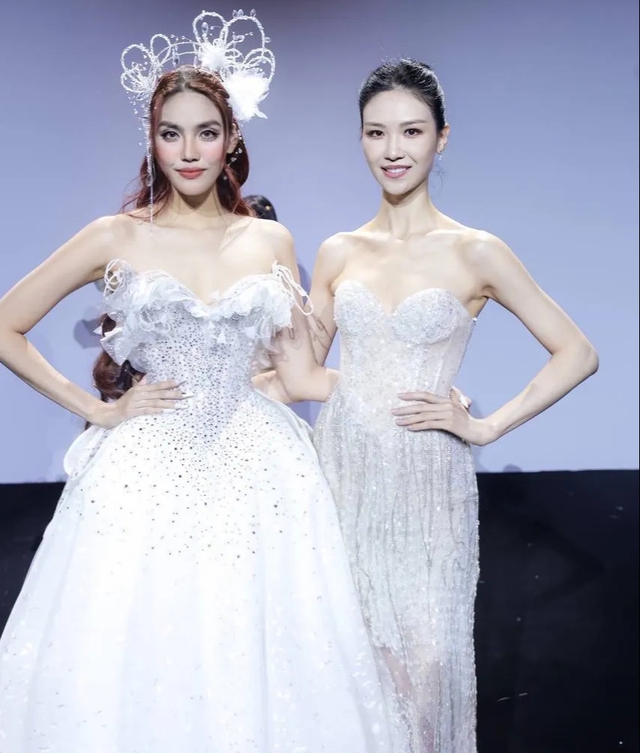 Siêu mẫu Lan Khuê trình diễn show thời trang We are Roses tại Trung Quốc - Ảnh 4.