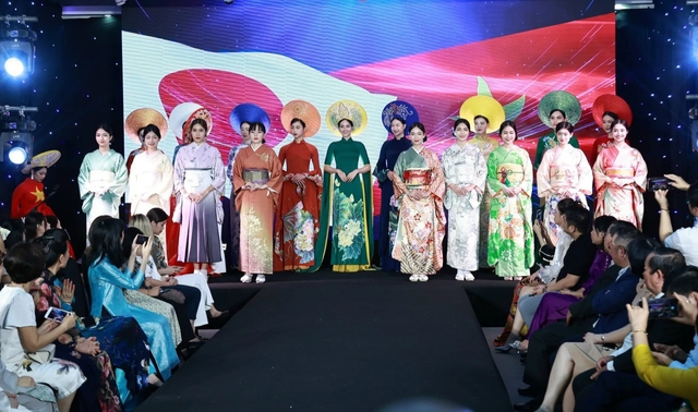 Vẻ đẹp duyên dáng của áo dài Việt Nam và kimono Nhật Bản qua 'Sắc thu Việt-Nhật' - Ảnh 1.