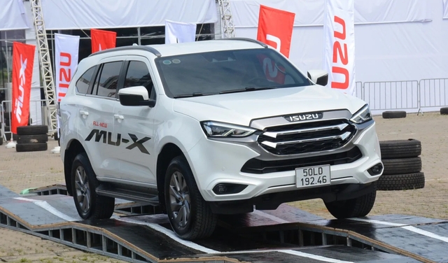 Isuzu mu-X 2023 tăng mức giảm giá lên đến gần cả trăm triệu đồng